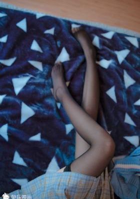 《抱着娇妻让朋友一起弄乳》_全集完整版HD在线观看